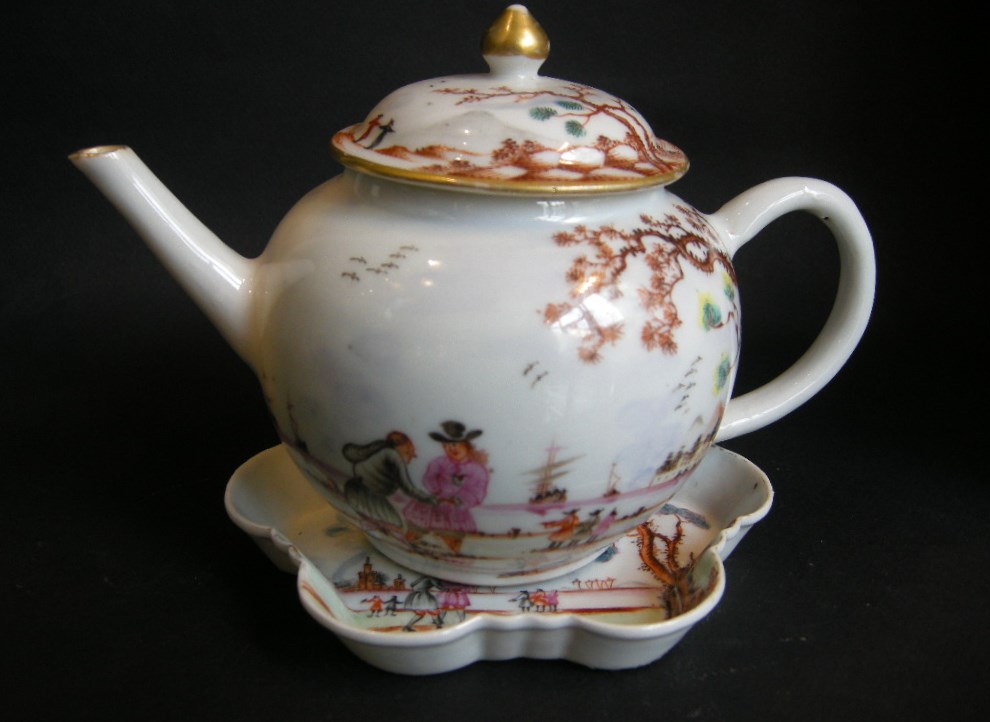 Porcelain teapot and Pattipan "Famille rose" with European decoration Meissen style - Qianlong period